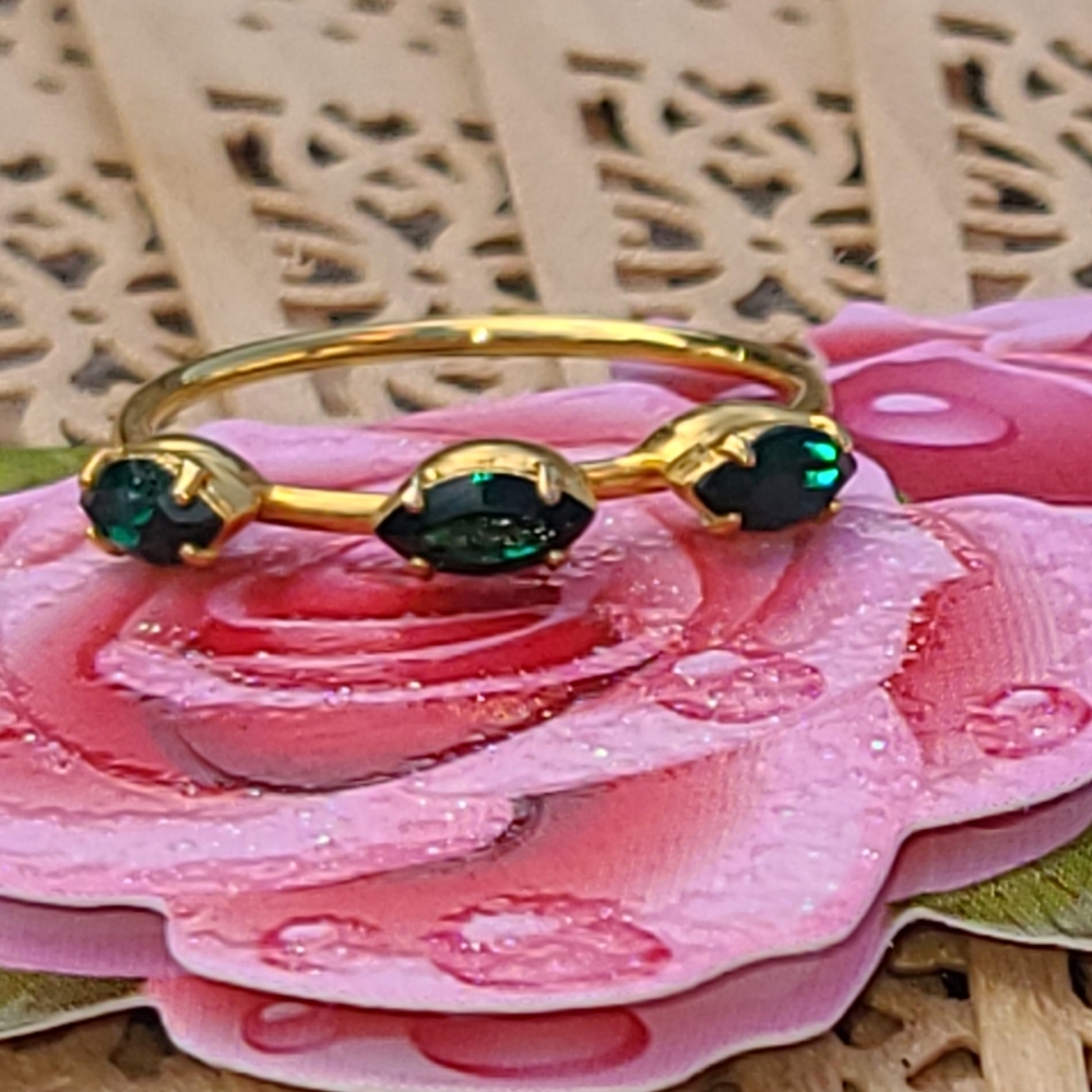 Size 7.5 ladies band color green and gold